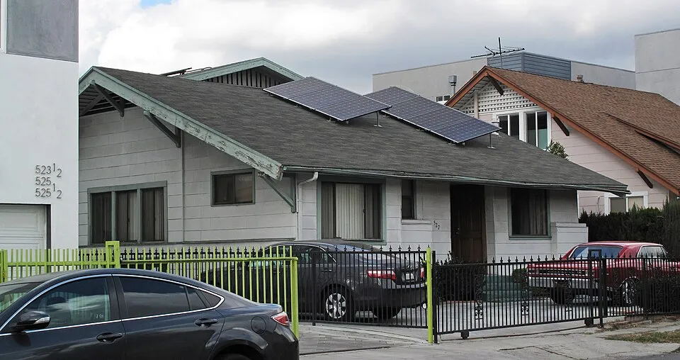 Vivienda unifamiliar con placas solares instaladas en el tejado